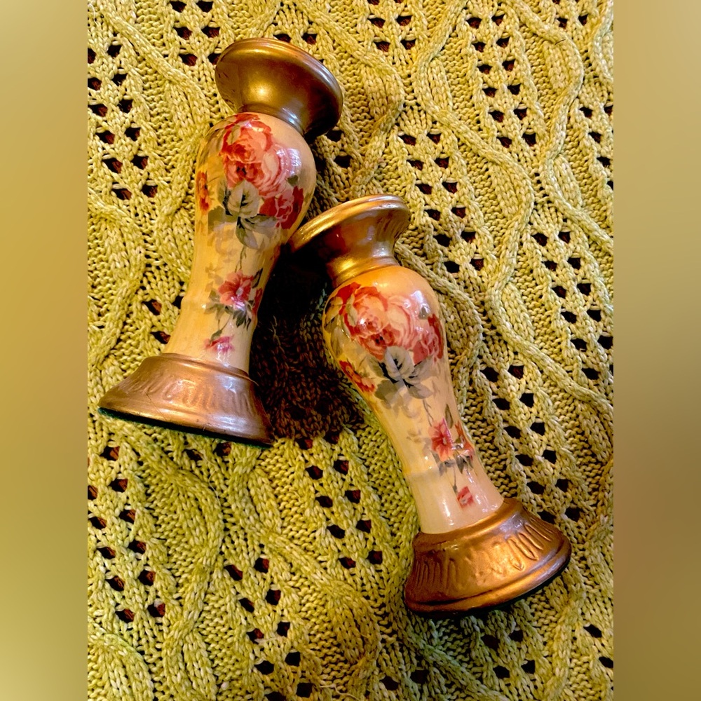 Beautiful vintage set of porcelain taper candle sticks🕯️🌸